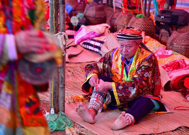 Ông Chảo Y Sai, 58 tuổi, chuẩn bị dải quấn chân dự lễ Tẩu Sai Ông Chảo Y Sai, 58 tuổi, chuẩn bị dải quấn chân dự lễ Tẩu Sai