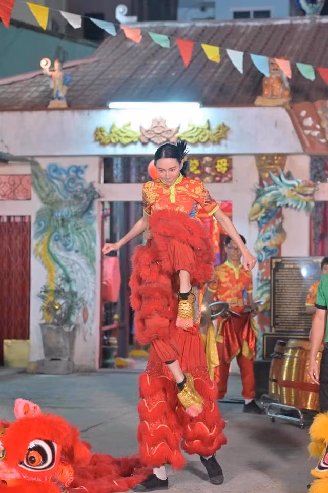 Thùy Tiên toát mồ hôi với loạt sự cố, không thể bật nhảy lên không trung