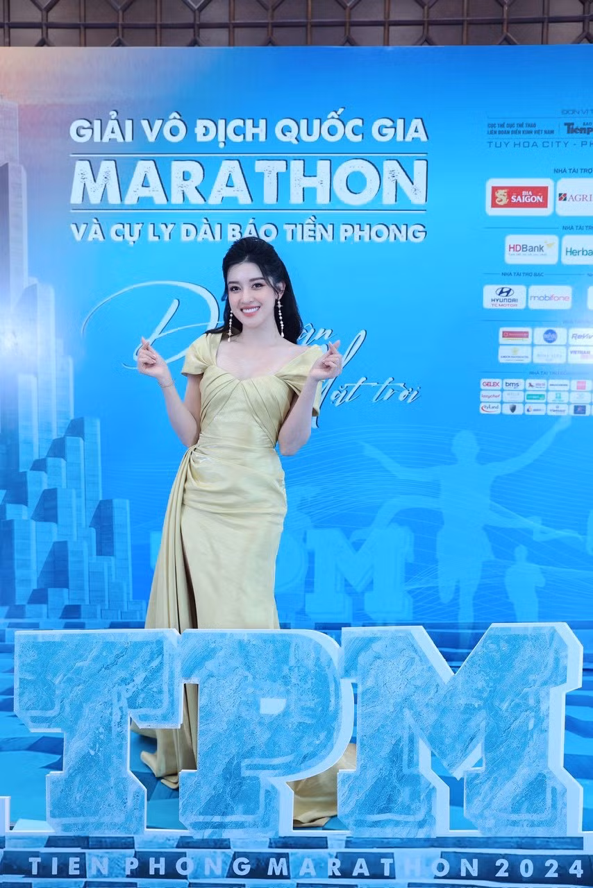 Sáng 12/3, các hoa hậu, á hậu và người đẹp tới tham dự buổi họp báo giới thiệu về Giải Vô địch Quốc gia Marathon và cự ly dài báo Tiền Phong lần thứ 65 - năm 2024. Á hậu Huyền My và Á hậu Trịnh Thùy Linh hội ngộ trên thảm đỏ. Hai người đẹp cùng chọn tông màu vàng nền nã, thanh lịch. Sáng 12/3, các hoa hậu, á hậu và người đẹp tới tham dự buổi họp báo giới thiệu về Giải Vô địch Quốc gia Marathon và cự ly dài báo Tiền Phong lần thứ 65 - năm 2024. Á hậu Huyền My và Á hậu Trịnh Thùy Linh hội ngộ trên thảm đỏ. Hai người đẹp cùng chọn tông màu vàng nền nã, thanh lịch.
