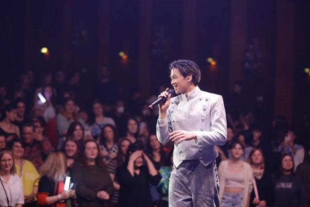 Trọng Hiếu xúc động trước tình cảm khán giả Đức dành cho mình