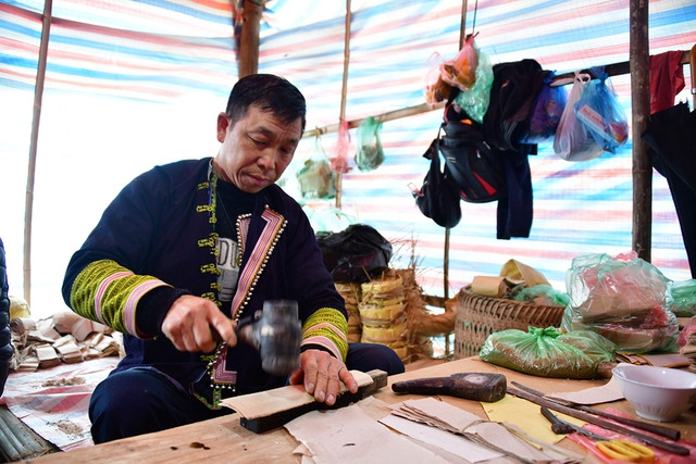 Thầy cúng Lý Phủ Sèo đang “sản xuất” và đếm tiền cho lễ cúng 12 đèn