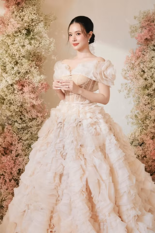 Midu như đóa hồng nở rộ