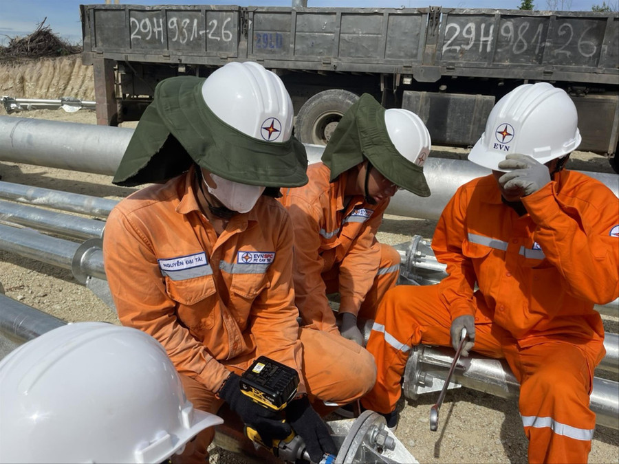 Công nhân thi công tại vị trí xã Đại Lộc, huyện Hậu Lộc. Công nhân thi công tại vị trí xã Đại Lộc, huyện Hậu Lộc.