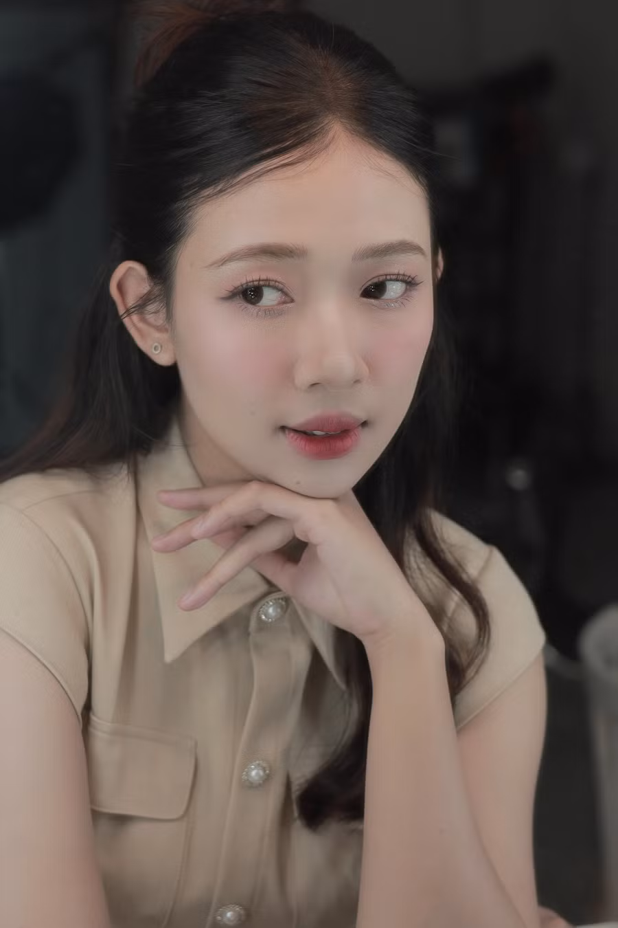 Trước ý kiến cho rằng Hoa Đàn còn hiền, trong khi Miss Universe Vietnam 2024 lại tìm kiếm những cô gái có “máu chiến", người đẹp 23 tuổi bày tỏ quan điểm: “Có thể do mọi người chưa tiếp xúc nhiều, chứ thực ra tôi thấy mình cũng sôi động, hoạt bát và nhiều năng lượng. Hy vọng rằng tôi sẽ cho mọi người thấy được những mặt khác trong con người mình tại cuộc thi năm nay"