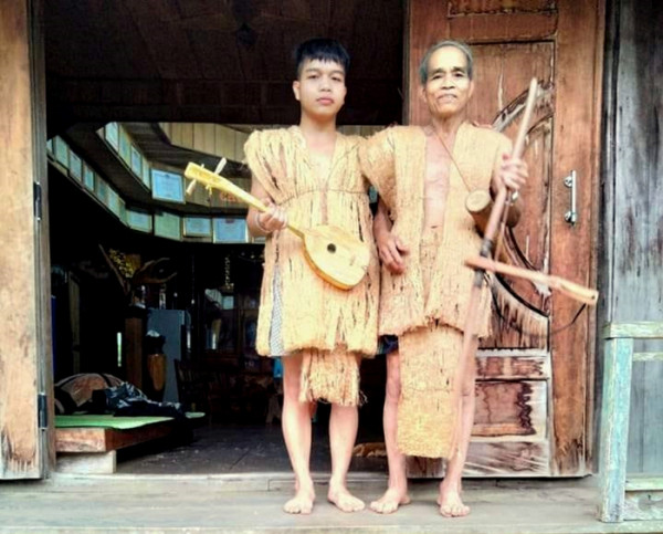 Già Cơlâu Blao cùng học trò khoác bộ áo vỏ cây. Già Cơlâu Blao cùng học trò khoác bộ áo vỏ cây.