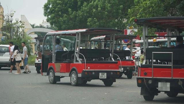 Trước cửa các khách sạn ở KDL biển Hải Tiến luôn có nhiều xe điện chực chờ đón, chở khách đi mua hải sản về làm quà Trước cửa các khách sạn ở KDL biển Hải Tiến luôn có nhiều xe điện chực chờ đón, chở khách đi mua hải sản về làm quà