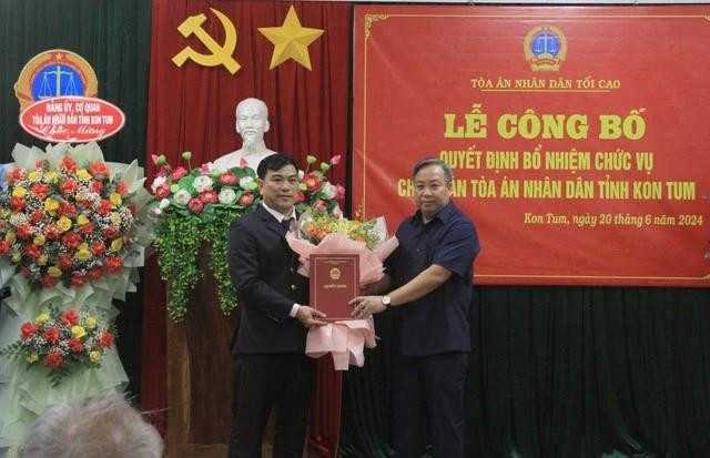 Ông Hà Viết Toàn (bìa trái) được điều động và bổ nhiệm giữ chức vụ Chánh án TAND tỉnh Kon Tum Ông Hà Viết Toàn (bìa trái) được điều động và bổ nhiệm giữ chức vụ Chánh án TAND tỉnh Kon Tum