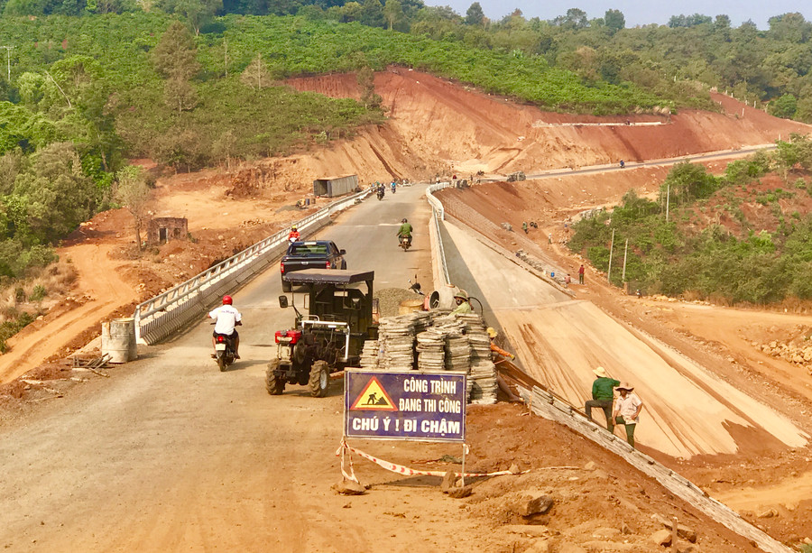 Đường liên huyện Chư Păh-Ia Grai-Đức Cơ-Chư Prông là dự án có ý nghĩa quan trọng thúc đẩy kinh tế-xã hội các địa phương dọc tuyến đường đi qua. Ảnh: Hà Duy Đường liên huyện Chư Păh-Ia Grai-Đức Cơ-Chư Prông là dự án có ý nghĩa quan trọng thúc đẩy kinh tế-xã hội các địa phương dọc tuyến đường đi qua. Ảnh: Hà Duy