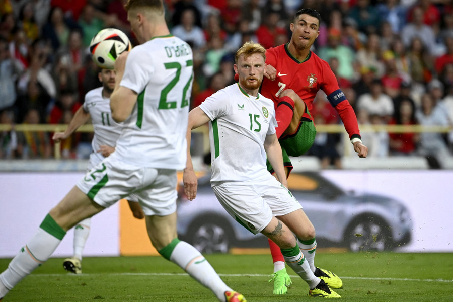 Ronaldo nổ súng cho đội tuyển Bồ Đào Nha trong trận giao hữu với đội tuyển Ireland ngày 11.6 Ronaldo nổ súng cho đội tuyển Bồ Đào Nha trong trận giao hữu với đội tuyển Ireland ngày 11.6