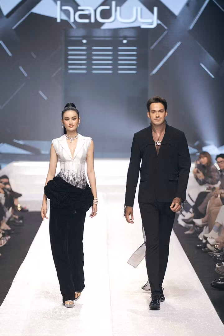 Ý Nhi sánh đôi cùng Nam vương Thế giới Jack Heslewood khi diễn vedette.Thời gian qua ngoài xuất hiện tại sự kiện, Ý Nhi cũng tham gia nhiều hoạt động thiện nguyện cùng công ty và thực hiện các dự án nhân ái, để chuẩn bị cho Miss World lần thứ 72. Ý Nhi sánh đôi cùng Nam vương Thế giới Jack Heslewood khi diễn vedette.Thời gian qua ngoài xuất hiện tại sự kiện, Ý Nhi cũng tham gia nhiều hoạt động thiện nguyện cùng công ty và thực hiện các dự án nhân ái, để chuẩn bị cho Miss World lần thứ 72.