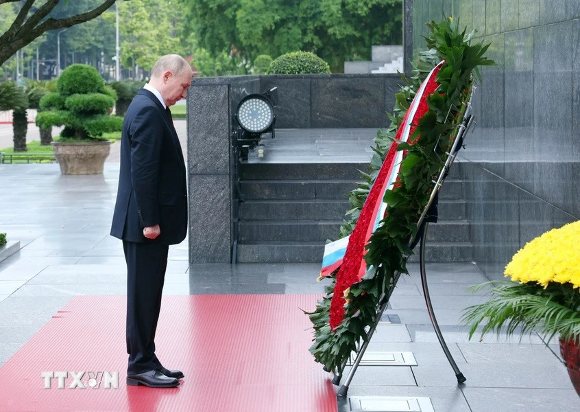 Tổng thống Liên bang Nga Vladimir Putin đặt vòng hoa viếng Chủ tịch Hồ Chí Minh. (Ảnh: Phạm Kiên/TTXVN) Tổng thống Liên bang Nga Vladimir Putin đặt vòng hoa viếng Chủ tịch Hồ Chí Minh. (Ảnh: Phạm Kiên/TTXVN)