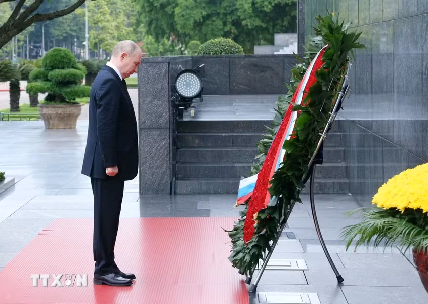 Tổng thống Liên bang Nga Vladimir Putin đặt vòng hoa viếng Chủ tịch Hồ Chí Minh. (Ảnh: Phạm Kiên/TTXVN)