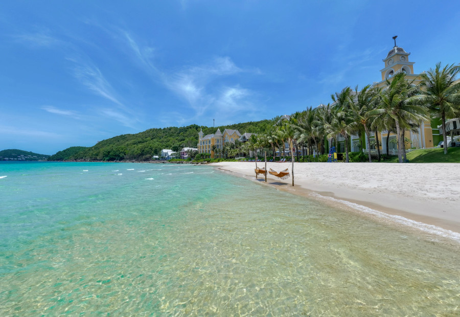 Màu xanh ngút ngát của nước biển và rặng dừa reo vui