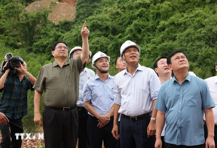 Thủ tướng Phạm Minh Chính kiểm tra công trường thi công dự án đường dây tải điện 500kV mạch 3 đoạn qua tỉnh Nghệ An. (Ảnh: Dương Giang/TTXVN) Thủ tướng Phạm Minh Chính kiểm tra công trường thi công dự án đường dây tải điện 500kV mạch 3 đoạn qua tỉnh Nghệ An. (Ảnh: Dương Giang/TTXVN)