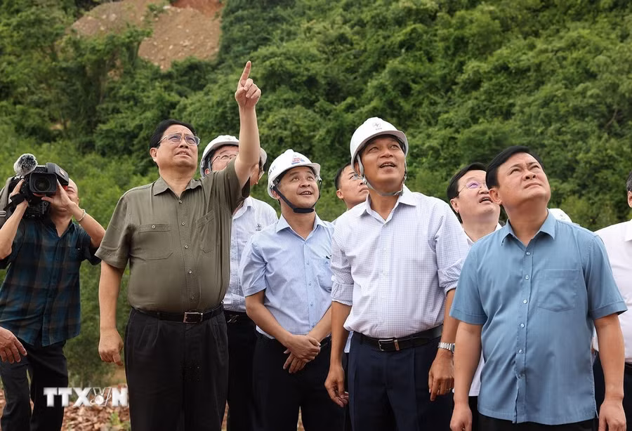 Thủ tướng Phạm Minh Chính kiểm tra công trường thi công dự án đường dây tải điện 500kV mạch 3 đoạn qua tỉnh Nghệ An. (Ảnh: Dương Giang/TTXVN)