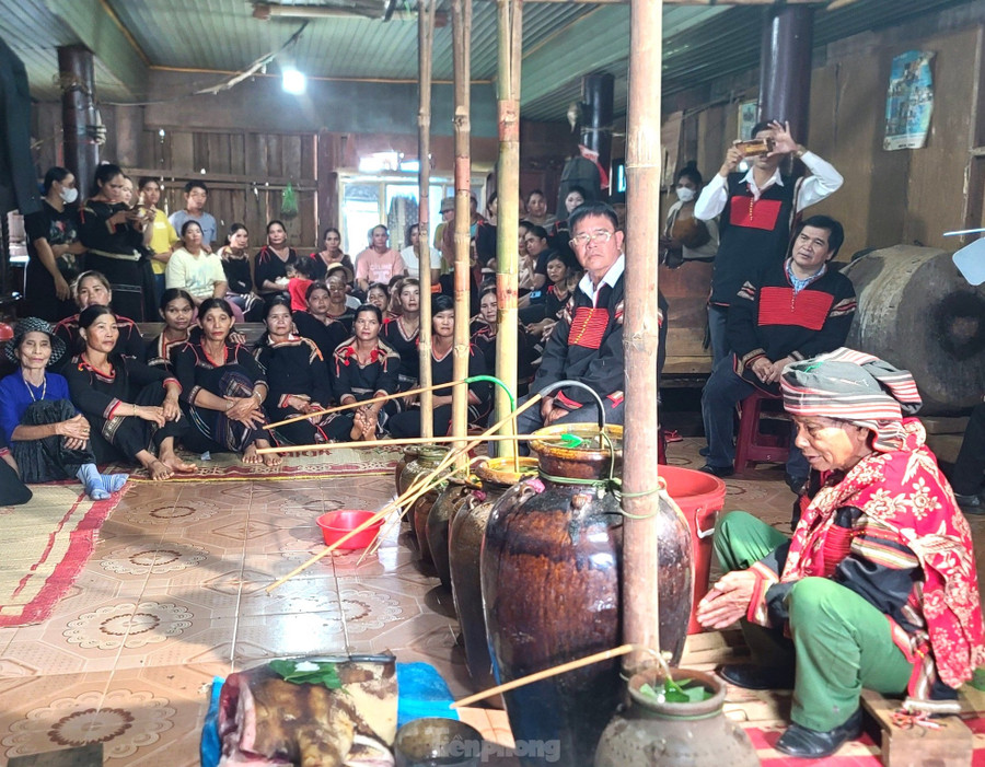 Khi tiếng cồng chiêng kết thúc, thầy cúng Y Chôch Niê (87 tuổi) mời ông Y Hai ngồi vào chiếu. Thầy cúng đọc lời khấn thông báo mời ông bà, tổ tiên về dự lễ cùng gia chủ. Tiếp đó, thầy cúng thực hiện các nghi thức cúng các vị thần và cúng cho người được cúng sức khỏe. Khi tiếng cồng chiêng kết thúc, thầy cúng Y Chôch Niê (87 tuổi) mời ông Y Hai ngồi vào chiếu. Thầy cúng đọc lời khấn thông báo mời ông bà, tổ tiên về dự lễ cùng gia chủ. Tiếp đó, thầy cúng thực hiện các nghi thức cúng các vị thần và cúng cho người được cúng sức khỏe.