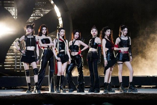 Suni Hạ Linh cùng các đồng đội "đốt cháy" sân khấu công diễn 5 Suni Hạ Linh cùng các đồng đội "đốt cháy" sân khấu công diễn 5