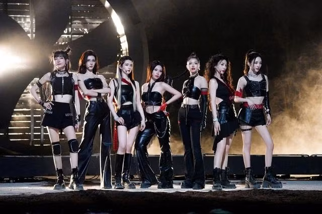 Suni Hạ Linh cùng các đồng đội "đốt cháy" sân khấu công diễn 5