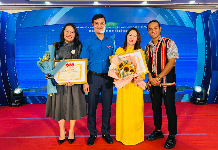 Nhà báo Phan Lài-Báo Gia Lai (bìa trái) tại lễ trao Giải Báo chí toàn quốc về công tác Đoàn và phong trào thanh thiếu nhi năm 2024. Ảnh: Minh Nhật Nhà báo Phan Lài-Báo Gia Lai (bìa trái) tại lễ trao Giải Báo chí toàn quốc về công tác Đoàn và phong trào thanh thiếu nhi năm 2024. Ảnh: Minh Nhật