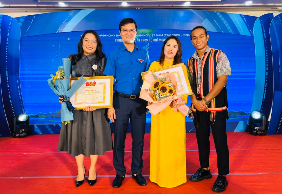 Nhà báo Phan Lài-Báo Gia Lai (bìa trái) tại lễ trao Giải Báo chí toàn quốc về công tác Đoàn và phong trào thanh thiếu nhi năm 2024. Ảnh: Minh Nhật