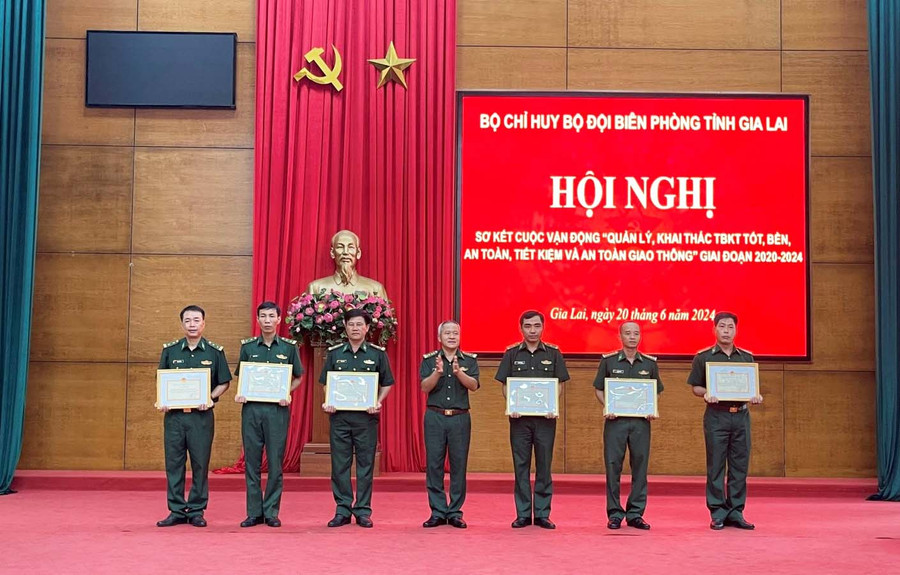 Đại tá Nguyễn Đặng Hùng-Phó Chỉ huy trưởng BĐBP tỉnh trao thưởng cho tập thể và các cá nhân. Ảnh: Q.V