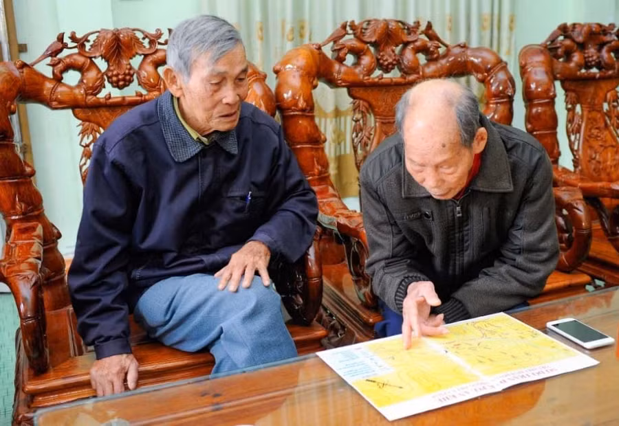 Từ trái sang, ông Phạm Lộng và ông Nguyễn Anh Hồi ôn lại ký ức về trận Đak Pơ năm 1954. Ảnh: Huỳnh Bá Tính Từ trái sang, ông Phạm Lộng và ông Nguyễn Anh Hồi ôn lại ký ức về trận Đak Pơ năm 1954. Ảnh: Huỳnh Bá Tính