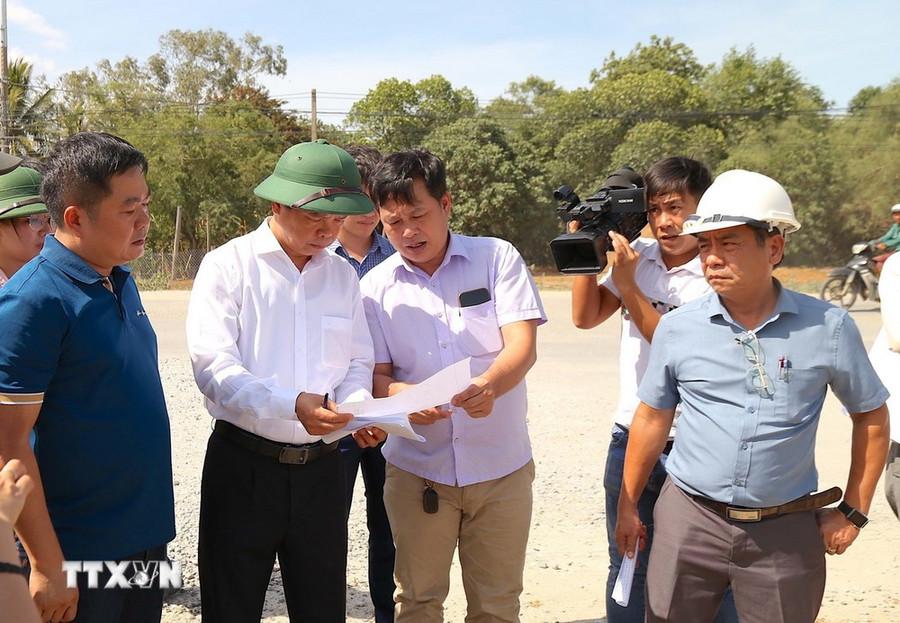 Phó Chủ tịch Ủy ban Nhân dân tỉnh Gia Lai Nguyễn Hữu Quế (áo trắng, đứng giữa) cùng đại diện Ban Quản lý Dự án 2 - Bộ Giao thông Vận tải, Ủy ban Nhân dân huyện Đăk Pơ tìm giải pháp tháo gỡ vướng mắc trong giải phóng mặt bằng Dự án cải tạo, nâng cấp Quốc lộ 19. (Ảnh: Quang Thái/TTXVN) Phó Chủ tịch Ủy ban Nhân dân tỉnh Gia Lai Nguyễn Hữu Quế (áo trắng, đứng giữa) cùng đại diện Ban Quản lý Dự án 2 - Bộ Giao thông Vận tải, Ủy ban Nhân dân huyện Đăk Pơ tìm giải pháp tháo gỡ vướng mắc trong giải phóng mặt bằng Dự án cải tạo, nâng cấp Quốc lộ 19. (Ảnh: Quang Thái/TTXVN)