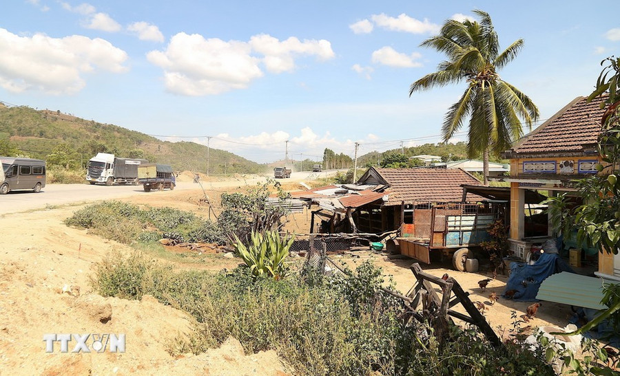 Đoạn Km102+010 đến Km102+030 vẫn dang dở khi chưa thể thống nhất được phương án đền bù, giải phóng mặt bằng với hộ gia đình bà Phạm Thị Nhâm thuộc phạm vi đất hành lang an toàn đường Quốc lộ 19 (cũ). (Ảnh: Quang Thái/ TTXVN) Đoạn Km102+010 đến Km102+030 vẫn dang dở khi chưa thể thống nhất được phương án đền bù, giải phóng mặt bằng với hộ gia đình bà Phạm Thị Nhâm thuộc phạm vi đất hành lang an toàn đường Quốc lộ 19 (cũ). (Ảnh: Quang Thái/ TTXVN)