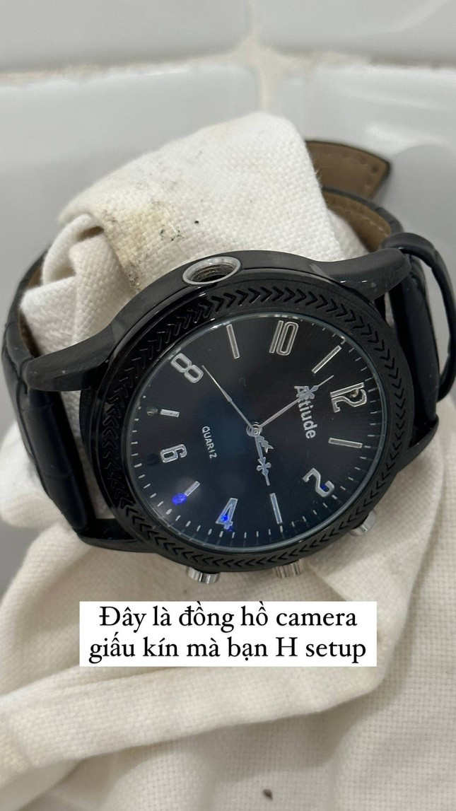 Châu Bùi sốc khi phát hiện camera quay lén trong nhà vệ sinh nữ, trong lúc cô đang thử đồ. Châu Bùi sốc khi phát hiện camera quay lén trong nhà vệ sinh nữ, trong lúc cô đang thử đồ.