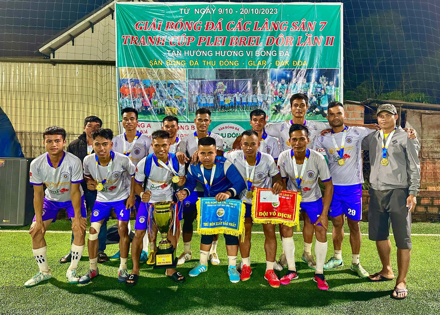 Sân bóng Thu Đông tổ chức giải bóng đá và trao thưởng cho các đội có thành tích cao. Ảnh: H.S