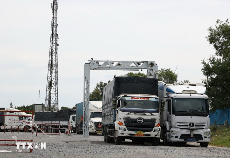 Máy soi container di động kiểm soát phương tiện làm thủ tục xuất nhập khẩu tại Cửa khẩu quốc tế Mộc Bài. (Ảnh: Thanh Tân/TTXVN)