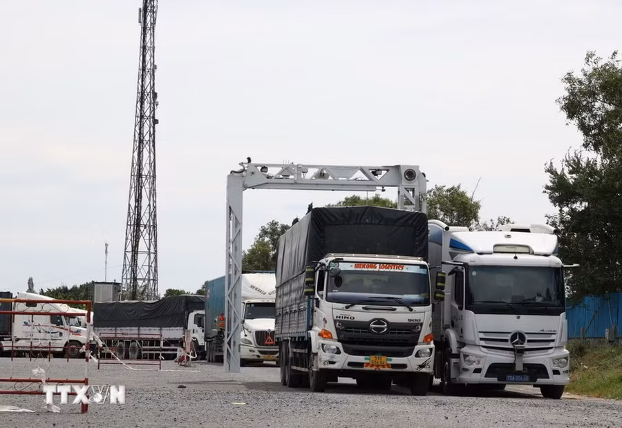 Máy soi container di động kiểm soát phương tiện làm thủ tục xuất nhập khẩu tại Cửa khẩu quốc tế Mộc Bài. (Ảnh: Thanh Tân/TTXVN)