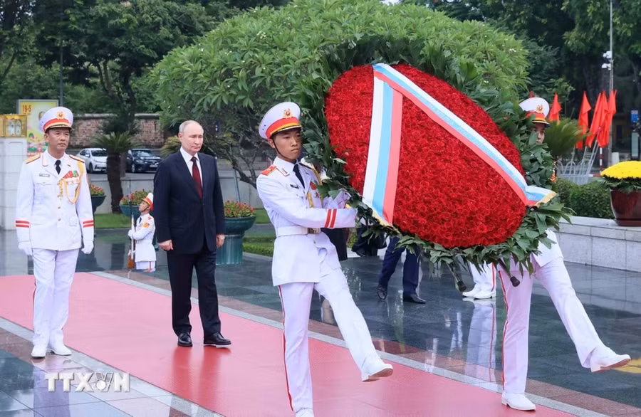 Tổng thống Liên bang Nga Vladimir Putin đặt vòng hoa viếng Chủ tịch Hồ Chí Minh. (Ảnh: Phạm Kiên/TTXVN)