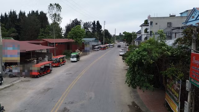 Xe điện tập trung tại khu vực có nhiều cửa hàng bán hải sản ở KDL biển Hải Tiến
