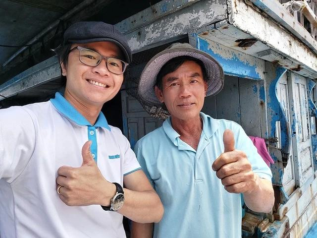 Người viết cùng ngư dân Lê Văn Ninh trên tàu cá của ông
