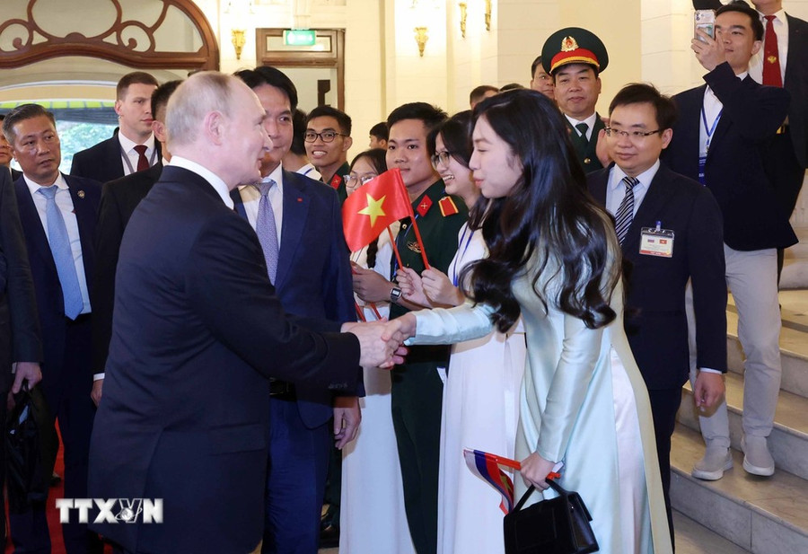 Tổng thống Liên bang Nga Vladimir Putin đến dự buổi gặp gỡ lãnh đạo Hội Hữu nghị Việt-Nga và các thế hệ cựu sinh viên Việt Nam học tại Nga. (Ảnh: Nhan Sáng/TTXVN) Tổng thống Liên bang Nga Vladimir Putin đến dự buổi gặp gỡ lãnh đạo Hội Hữu nghị Việt-Nga và các thế hệ cựu sinh viên Việt Nam học tại Nga. (Ảnh: Nhan Sáng/TTXVN)