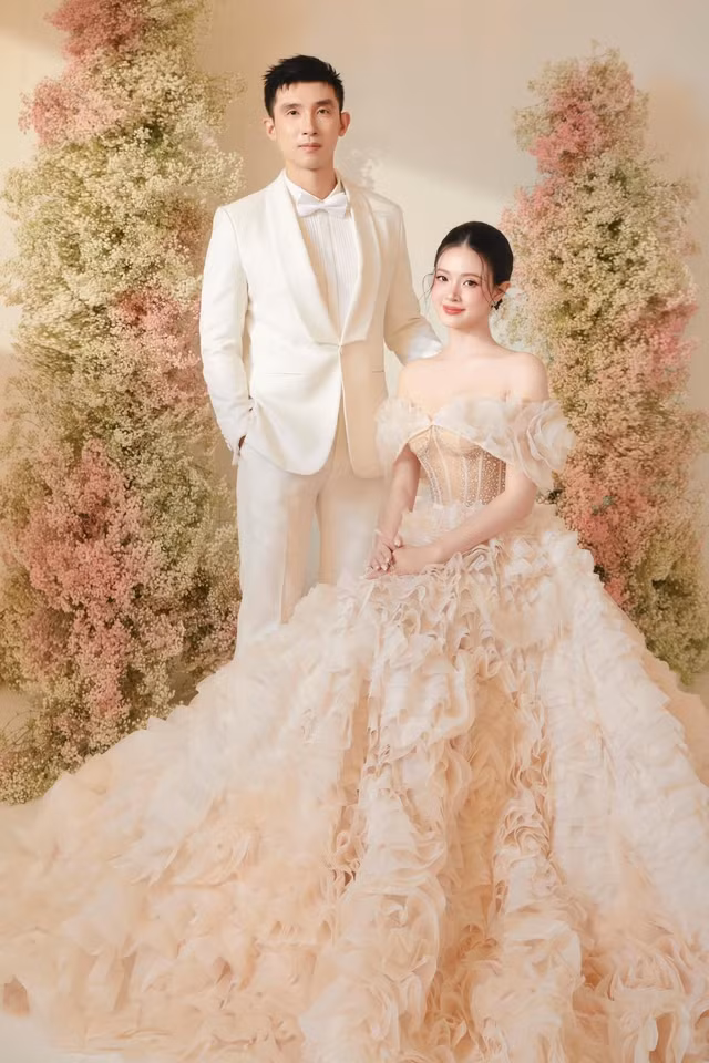 Cả hai chênh lệch một tuổi