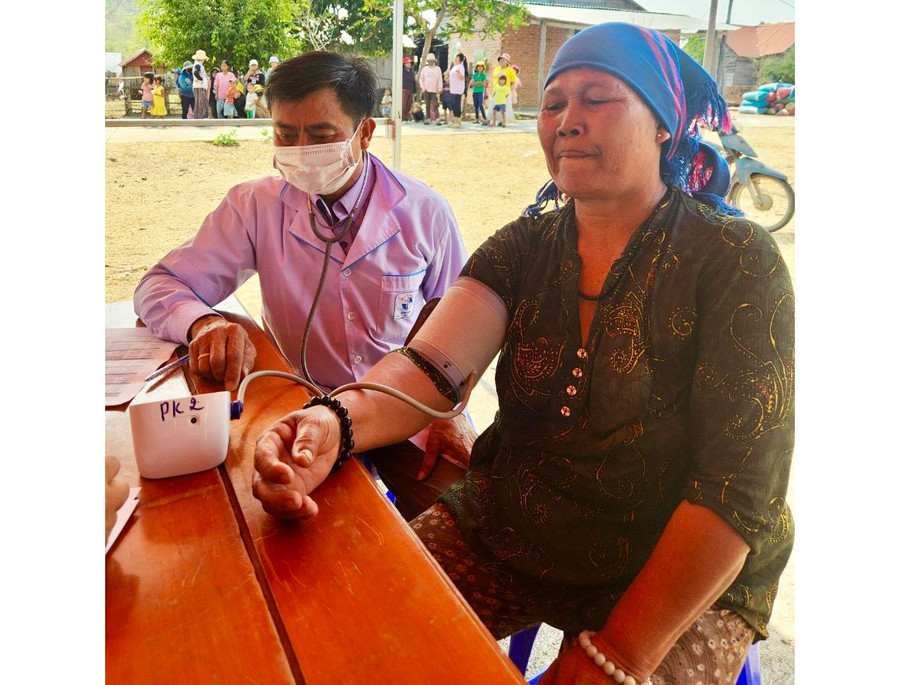 Tại lễ kết nghĩa, Sở Y tế đã tổ chức khám bệnh, phát thuốc cho người dân làng Hek. Ảnh: Như Nguyện Tại lễ kết nghĩa, Sở Y tế đã tổ chức khám bệnh, phát thuốc cho người dân làng Hek. Ảnh: Như Nguyện
