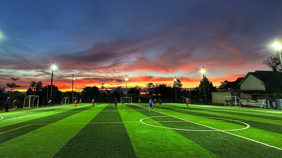 Dân Glar đá bóng tại sân Thu Đông. Ảnh: H.S