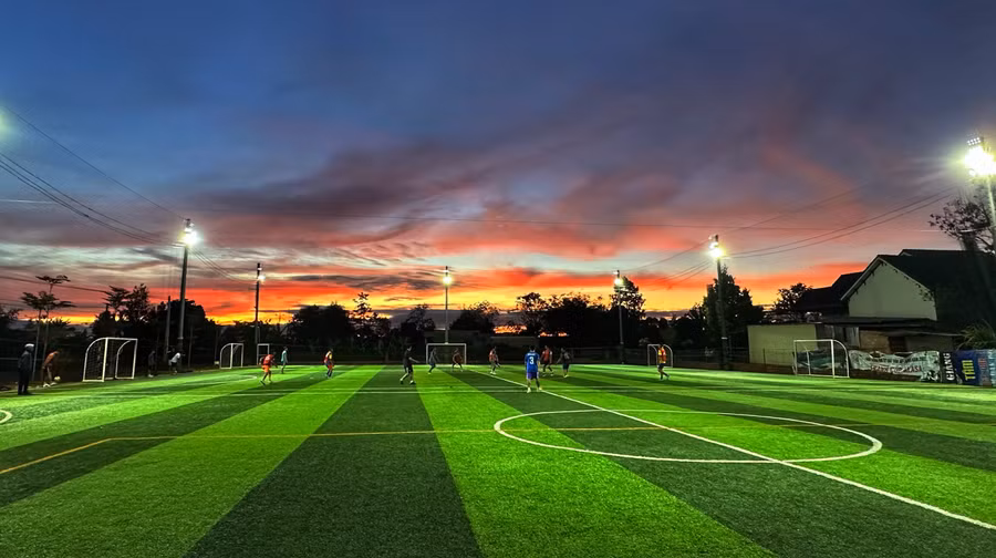 Dân Glar đá bóng tại sân Thu Đông. Ảnh: H.S