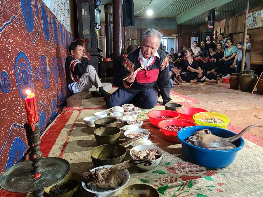 Tiếp đó, thầy cúng mời người được cúng ăn chút cơm, thịt trong mâm lễ. Tiếp đó, thầy cúng mời người được cúng ăn chút cơm, thịt trong mâm lễ.