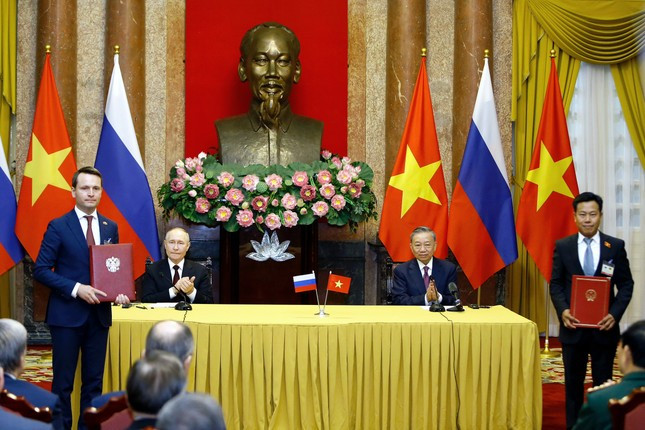 Chủ tịch nước Tô Lâm và Tổng thống Nga Putin chứng kiến lễ trao đổi các văn kiện hợp tác. (Ảnh: Như Ý) Chủ tịch nước Tô Lâm và Tổng thống Nga Putin chứng kiến lễ trao đổi các văn kiện hợp tác. (Ảnh: Như Ý)