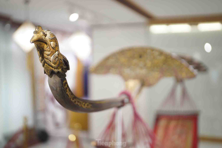 Đầu phụng đòn dọc gánh võng của công chúa. Theo như chú thích tại nơi trưng bày, các chi tiết này được thếp vàng. Đầu phụng đòn dọc gánh võng của công chúa. Theo như chú thích tại nơi trưng bày, các chi tiết này được thếp vàng.