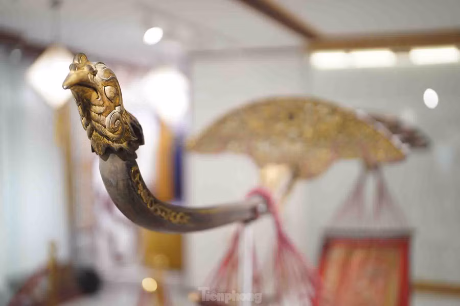 Đầu phụng đòn dọc gánh võng của công chúa. Theo như chú thích tại nơi trưng bày, các chi tiết này được thếp vàng.