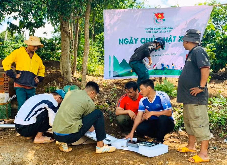 Đoàn xã Ia Pết triển khai Ngày Chủ Nhật xanh. Ảnh: Luy