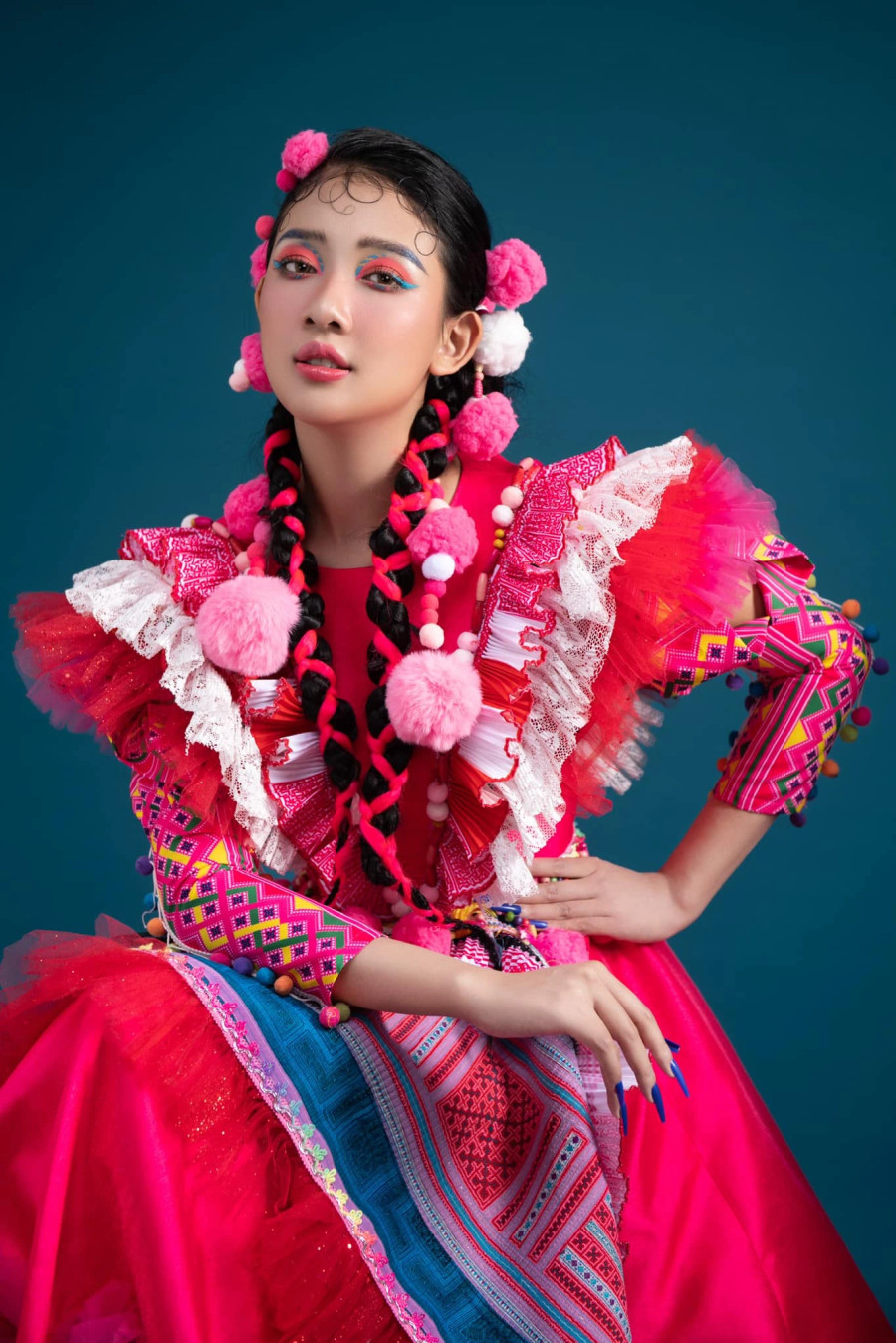 Việc đến với Miss Universe Vietnam 2024 dù từng giành á hậu ở một cuộc thi nhan sắc, Hoa Đan không xem đó là sự mạo hiểm. Thay vào đó, người đẹp 10X không ngại thử thách, bứt phá hơn. Cô nói: “Tôi luôn tâm niệm rằng, mỗi ngày thức dậy, mỗi công việc bạn làm hay những điều bạn trải qua ngày hôm nay sẽ khiến bạn trưởng thành hơn ngày hôm qua. Còn nếu mạo hiểm mà có thể bứt phá ngoạn mục thì tại sao không” Việc đến với Miss Universe Vietnam 2024 dù từng giành á hậu ở một cuộc thi nhan sắc, Hoa Đan không xem đó là sự mạo hiểm. Thay vào đó, người đẹp 10X không ngại thử thách, bứt phá hơn. Cô nói: “Tôi luôn tâm niệm rằng, mỗi ngày thức dậy, mỗi công việc bạn làm hay những điều bạn trải qua ngày hôm nay sẽ khiến bạn trưởng thành hơn ngày hôm qua. Còn nếu mạo hiểm mà có thể bứt phá ngoạn mục thì tại sao không”