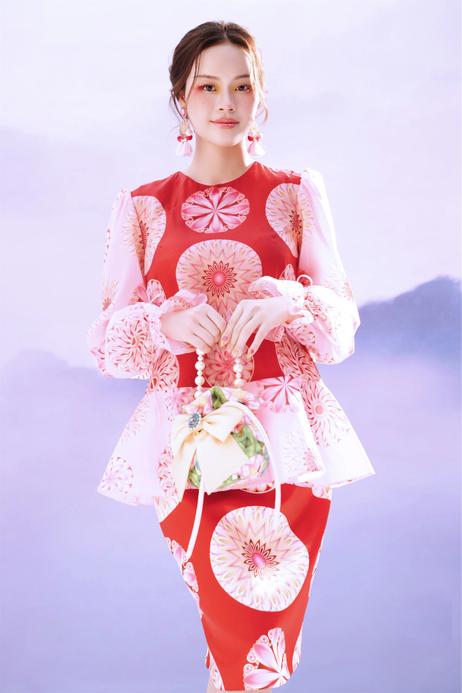 Các thiết kế được xử lý kỹ thuật đa dạng từ đính kết hạt nhỏ tỏa đều đến thêu tay thổ cẩm trên nền mẫu in, tạo nên những bản hòa phối nhịp nhàng giữa màu sắc và hình khối. Hoa văn hình tam giác được thể hiện ở nhiều cách trang trí khác nhau. Mỗi bản vẽ có thể xem là một câu chuyện thể hiện qua họa tiết, sắc màu để nói lên tâm tư, tính cách của người mặc