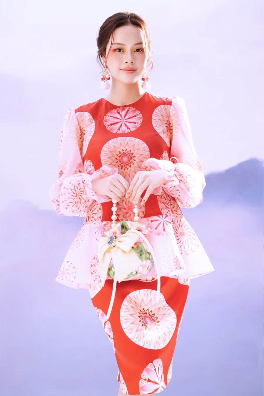 Các thiết kế được xử lý kỹ thuật đa dạng từ đính kết hạt nhỏ tỏa đều đến thêu tay thổ cẩm trên nền mẫu in, tạo nên những bản hòa phối nhịp nhàng giữa màu sắc và hình khối. Hoa văn hình tam giác được thể hiện ở nhiều cách trang trí khác nhau. Mỗi bản vẽ có thể xem là một câu chuyện thể hiện qua họa tiết, sắc màu để nói lên tâm tư, tính cách của người mặc