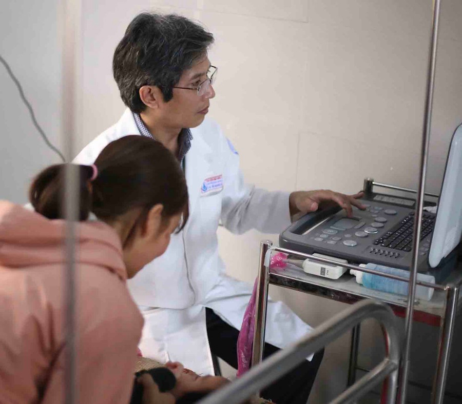 TS-BS Đỗ Nguyên Tín siêu âm tầm soát bệnh tim trong một chuyến đi khám từ thiện TS-BS Đỗ Nguyên Tín siêu âm tầm soát bệnh tim trong một chuyến đi khám từ thiện