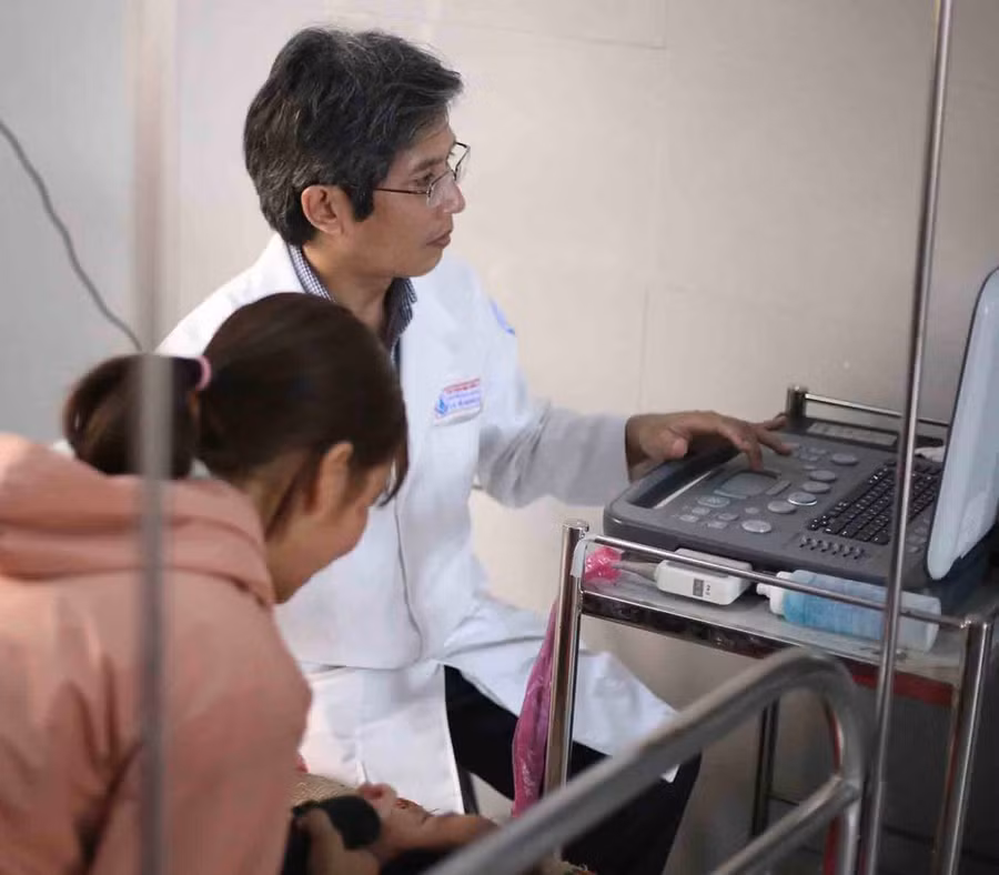 TS-BS Đỗ Nguyên Tín siêu âm tầm soát bệnh tim trong một chuyến đi khám từ thiện